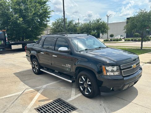 Used 2013 Chevrolet Avalanche LS w/ Texas Edition image 4