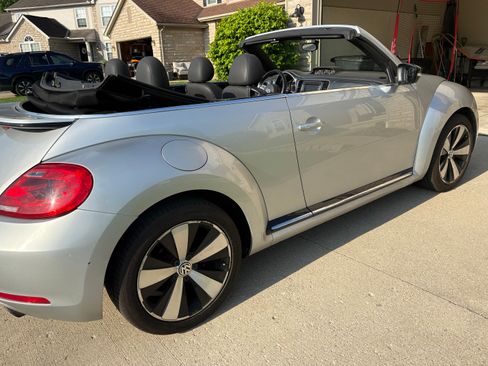 Used 2013 Volkswagen Beetle 2.0T image 10