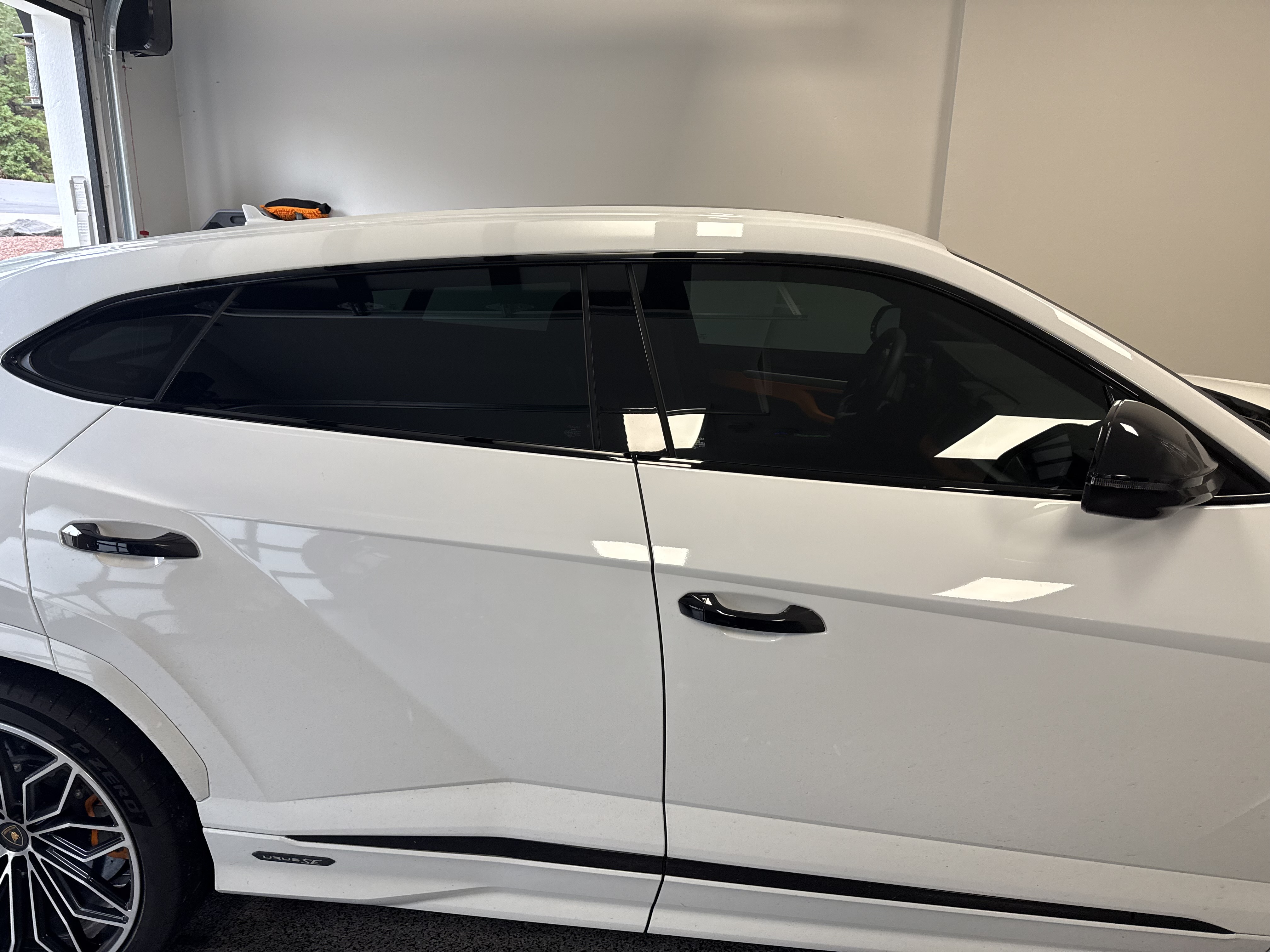 Used 2025 Lamborghini Urus SE AWD/4WD image 2