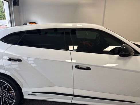 Used 2025 Lamborghini Urus SE AWD/4WD image 2