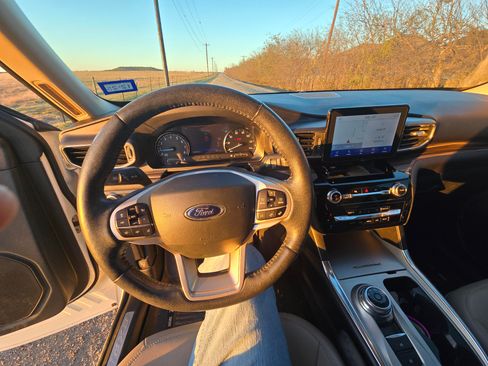 Used 2021 Ford Explorer Limited w/ Equipment Group 301A image 12