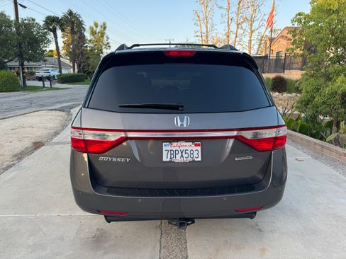 Used 2013 Honda Odyssey Touring image 2