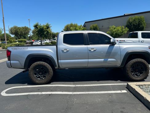 Used 2018 Toyota Tacoma TRD Off-Road w/ Technology Package AWD/4WD image 8