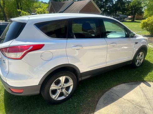Used 2015 Ford Escape SE image 1