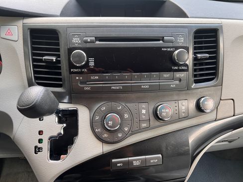 Used 2012 Toyota Sienna LE FWD image 5