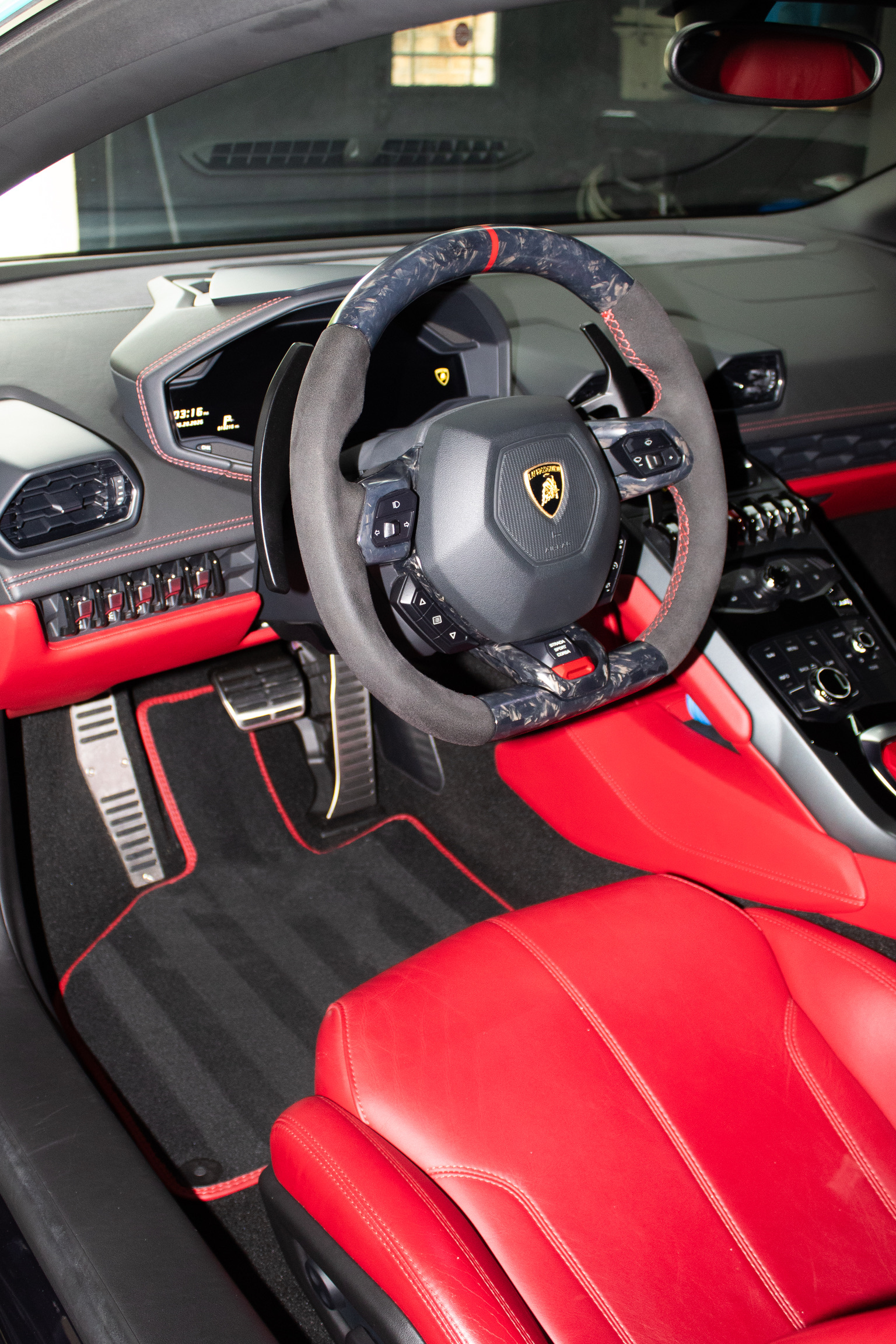 Used 2015 Lamborghini Huracan LP 610-4 AWD/4WD image 4