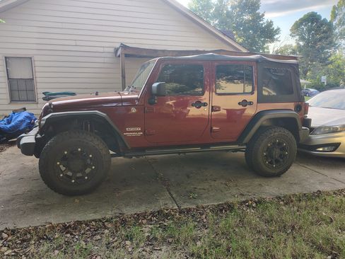Used 2010 Jeep Wrangler Unlimited Sport image 4
