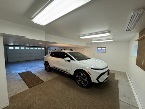 Used 2025 Chevrolet Equinox EV LT w/ Convenience Package II image 17