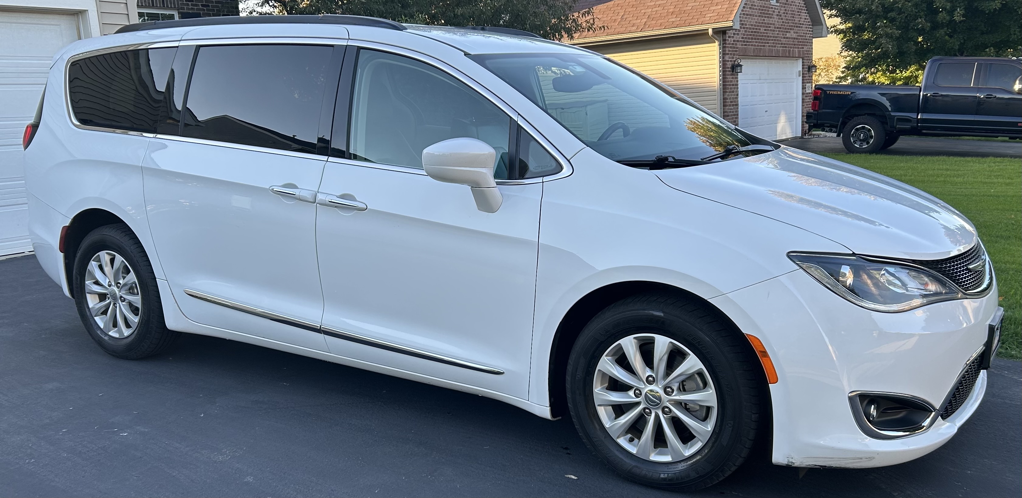 Used 2017 Chrysler Pacifica Touring-L FWD image 2