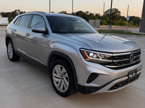 Used 2020 Volkswagen Atlas Cross Sport SE FWD image 2