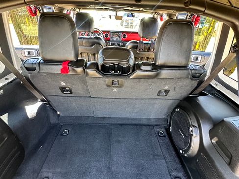 Used 2018 Jeep Wrangler Unlimited Rubicon image 11