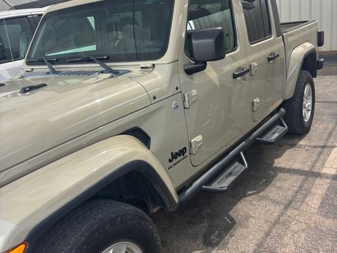 Used 2020 Jeep Gladiator Sport w/ Quick Order Package 24S AWD/4WD image 2