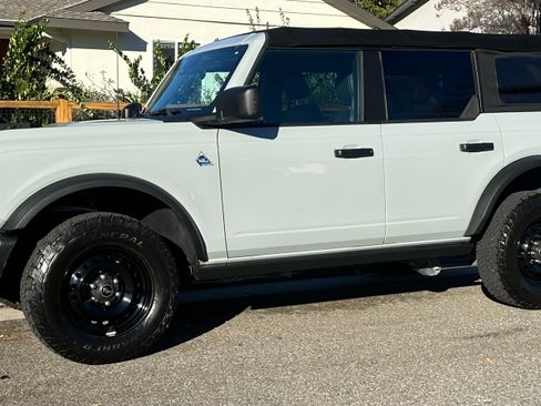 Used 2022 Ford Bronco Black Diamond image 1