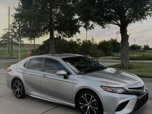 Used 2018 Toyota Camry SE w/ Convenience Package FWD image 5