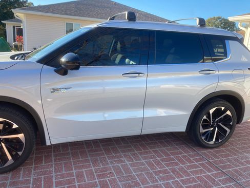 Used 2024 Mitsubishi Outlander 4WD Plug-In Hybrid image 2