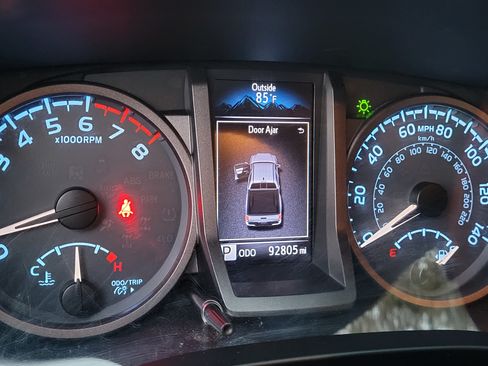 Used 2016 Toyota Tacoma TRD Sport image 10