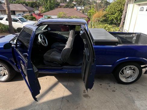 Used 2001 Chevrolet S10 Pickup LS w/ Preferred Equipment Group image 4