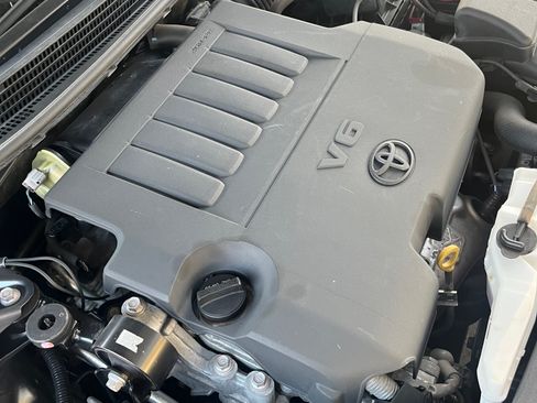 Used 2013 Toyota Avalon Limited w/ Technology Pkg FWD image 9