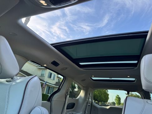 Used 2020 Chrysler Pacifica Limited image 19