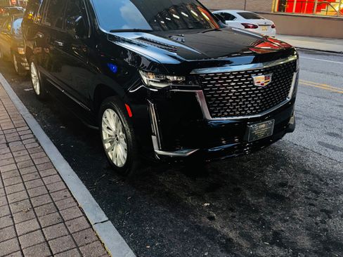 Used 2024 Cadillac Escalade ESV Luxury AWD/4WD image 11
