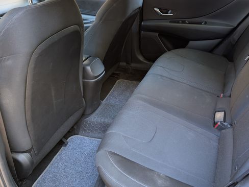 Used 2021 Hyundai Elantra SE image 9