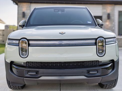 Used 2025 Rivian R1S Premium AWD/4WD image 4