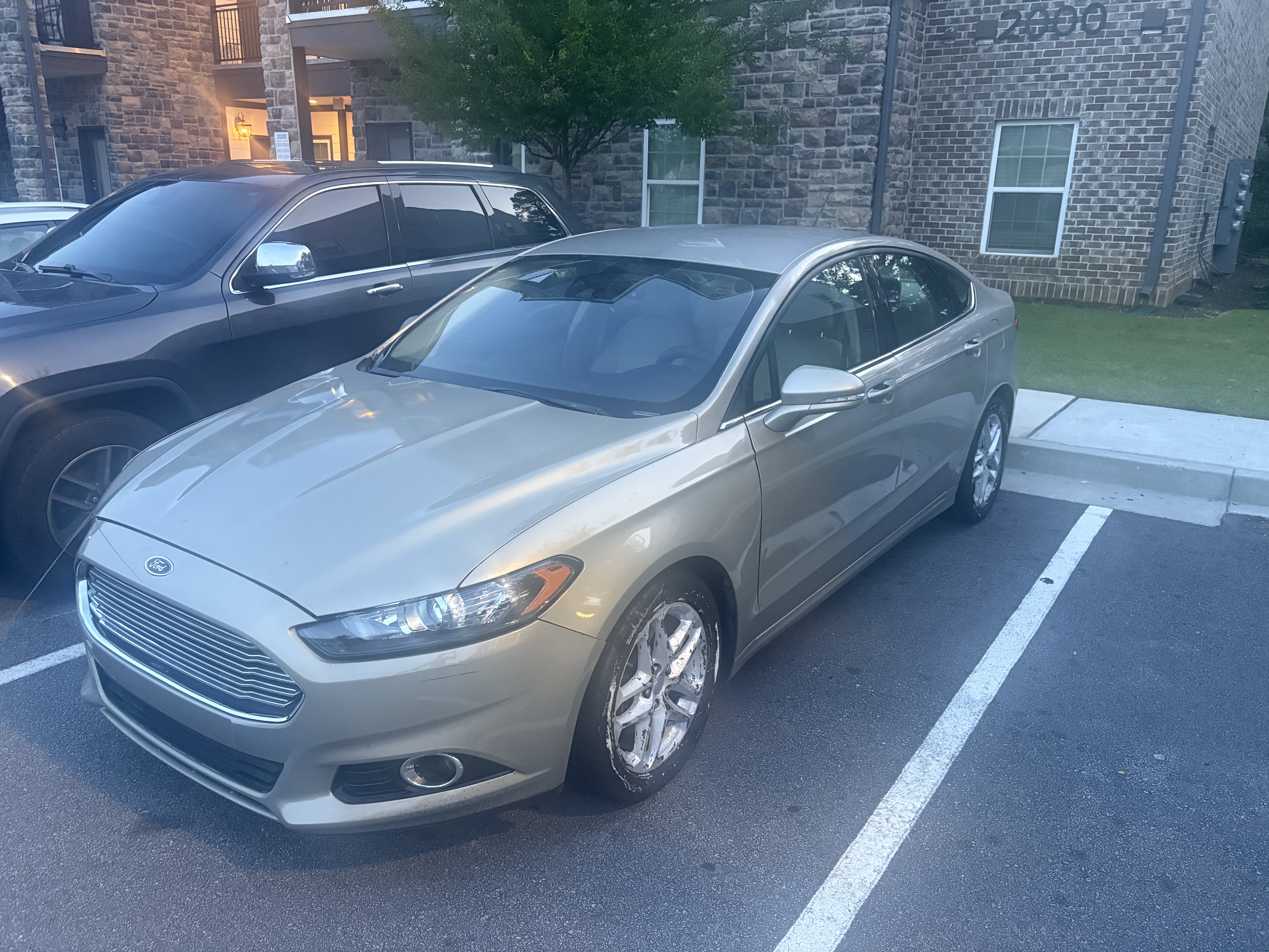 Used 2016 Ford Fusion SE FWD image 4