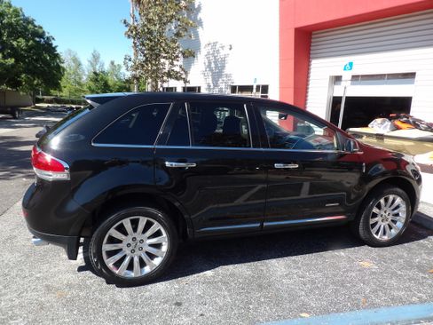 Used 2013 Lincoln MKX FWD image 4