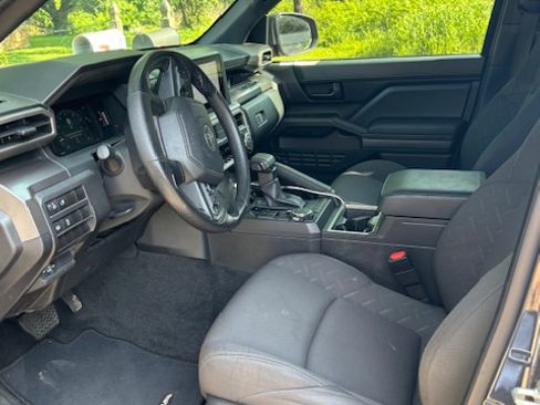Used 2024 Toyota Tacoma SR5 AWD/4WD image 15