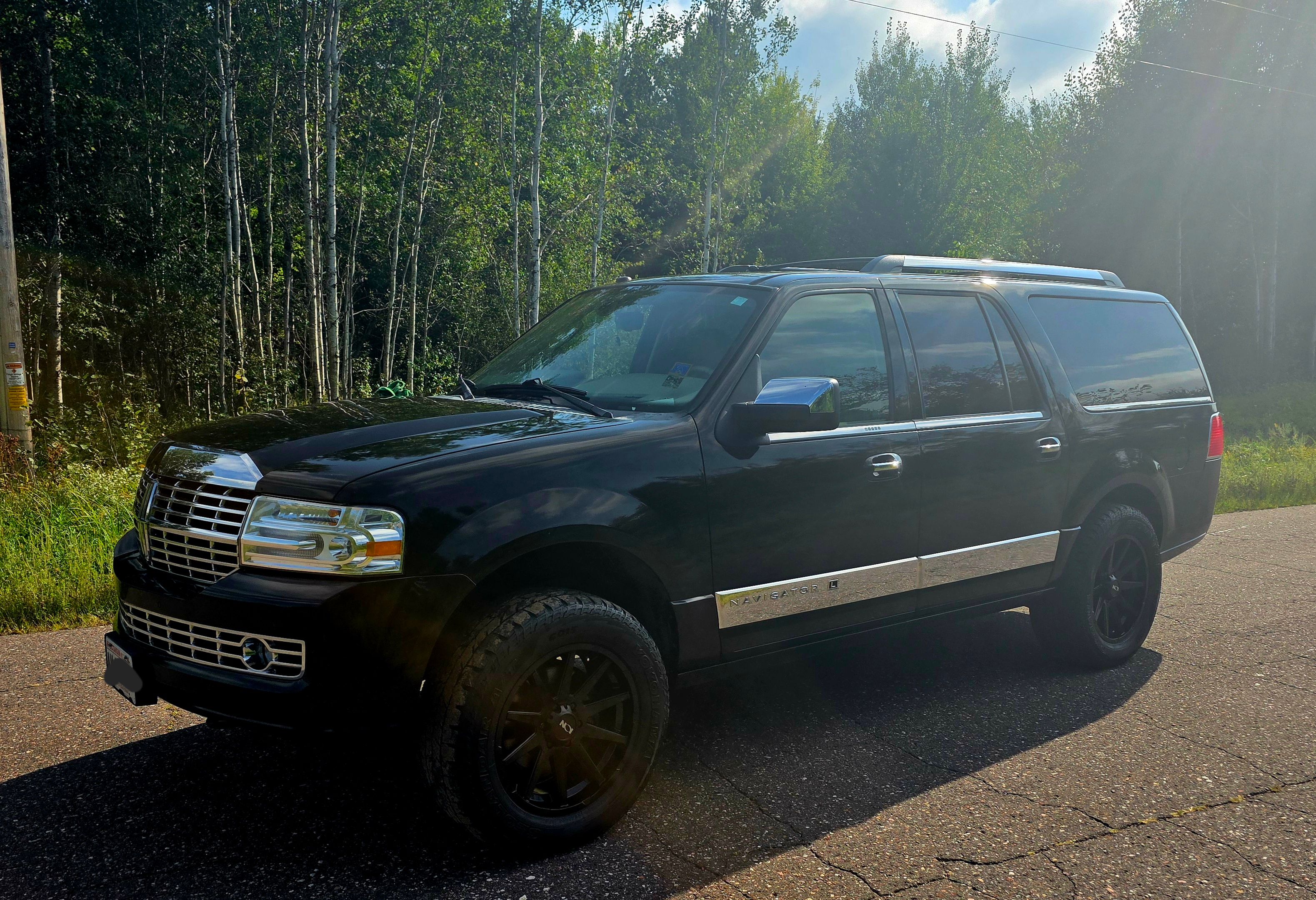 Used 2014 Lincoln Navigator L 4WD image 2