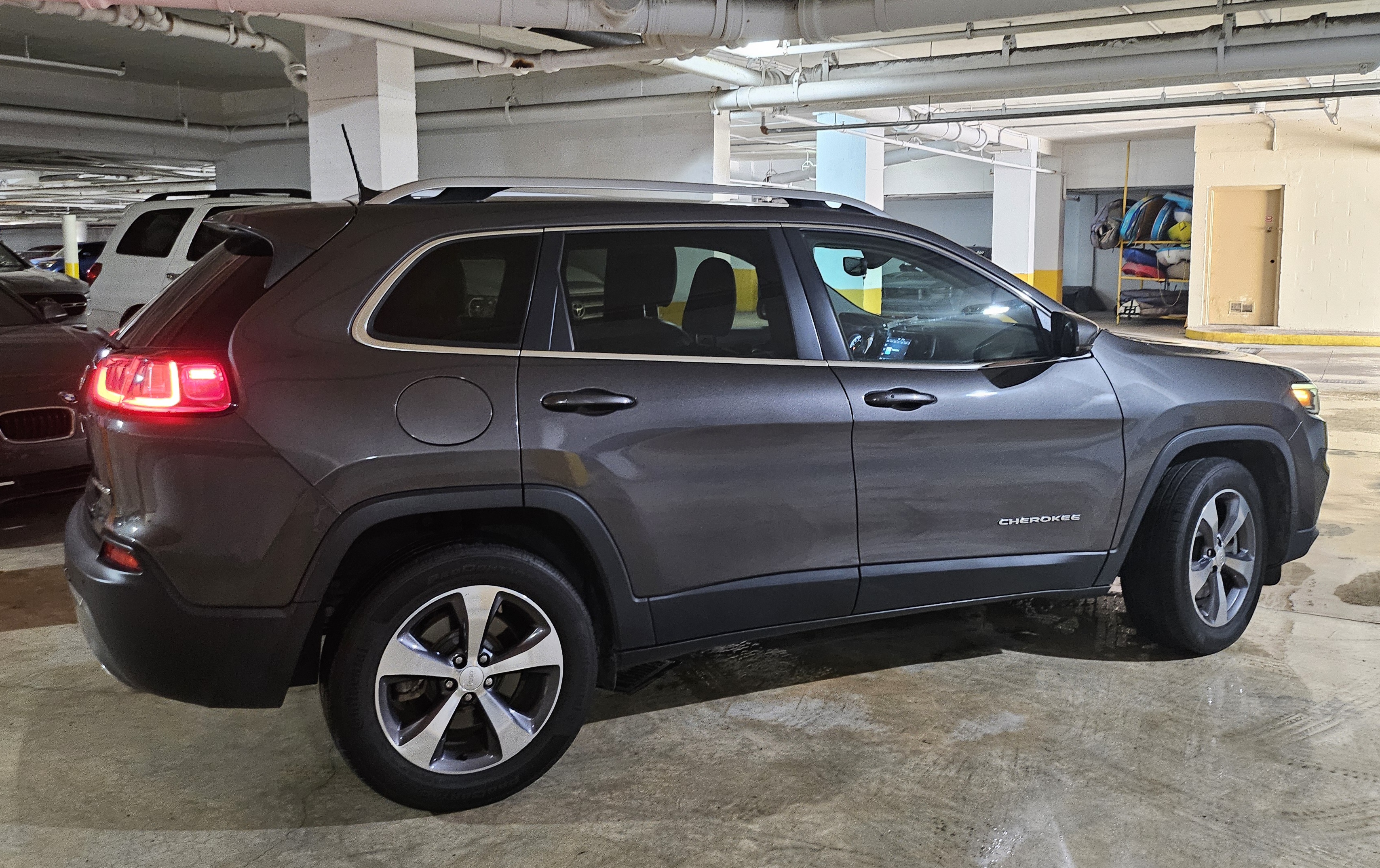 Used 2019 Jeep Cherokee Limited AWD/4WD image 2