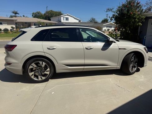 Used 2022 Audi e-tron Premium w/ Convenience Plus Package AWD/4WD image 5