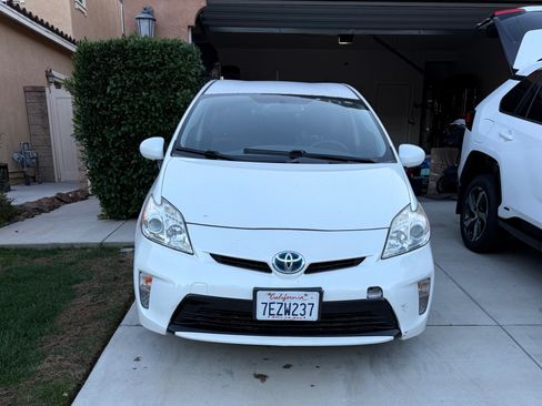 Used 2014 Toyota Prius Five image 1