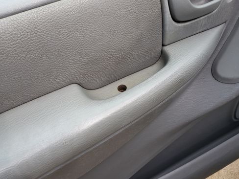 Used 2005 Chrysler Town & Country image 10