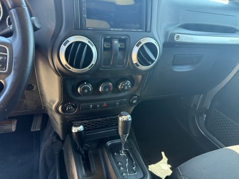 Used 2018 Jeep Wrangler Sahara w/ Connectivity Group image 15