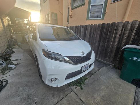 Used 2015 Toyota Sienna SE Premium image 4