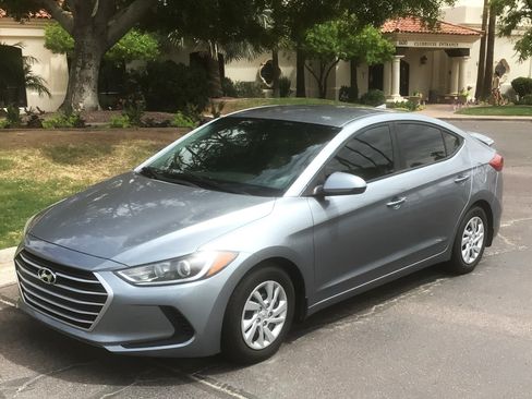 Used 2017 Hyundai Elantra SE FWD image 1