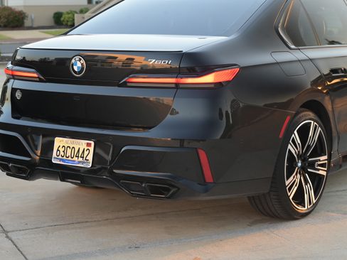 Used 2023 BMW 760i xDrive w/ Executive Package image 18