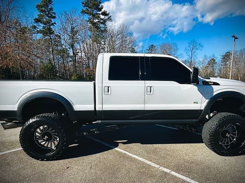 Used 2015 Ford F250 Lariat w/ Lariat Chrome Package image 4