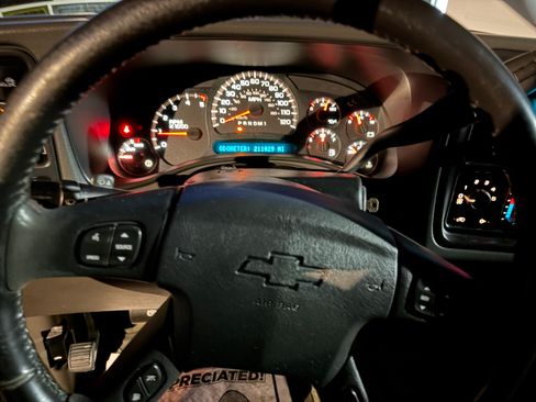 Used 2006 Chevrolet Silverado 2500 LT w/ Heavy-Duty Power Package image 8