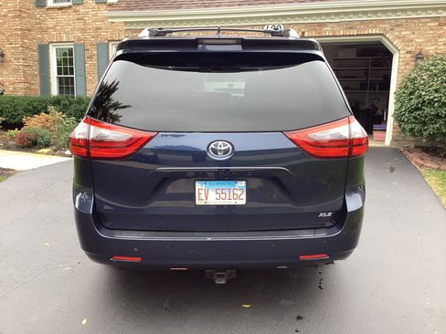 Used 2020 Toyota Sienna XLE image 6