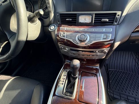 Used 2018 INFINITI Q70 Luxe image 9