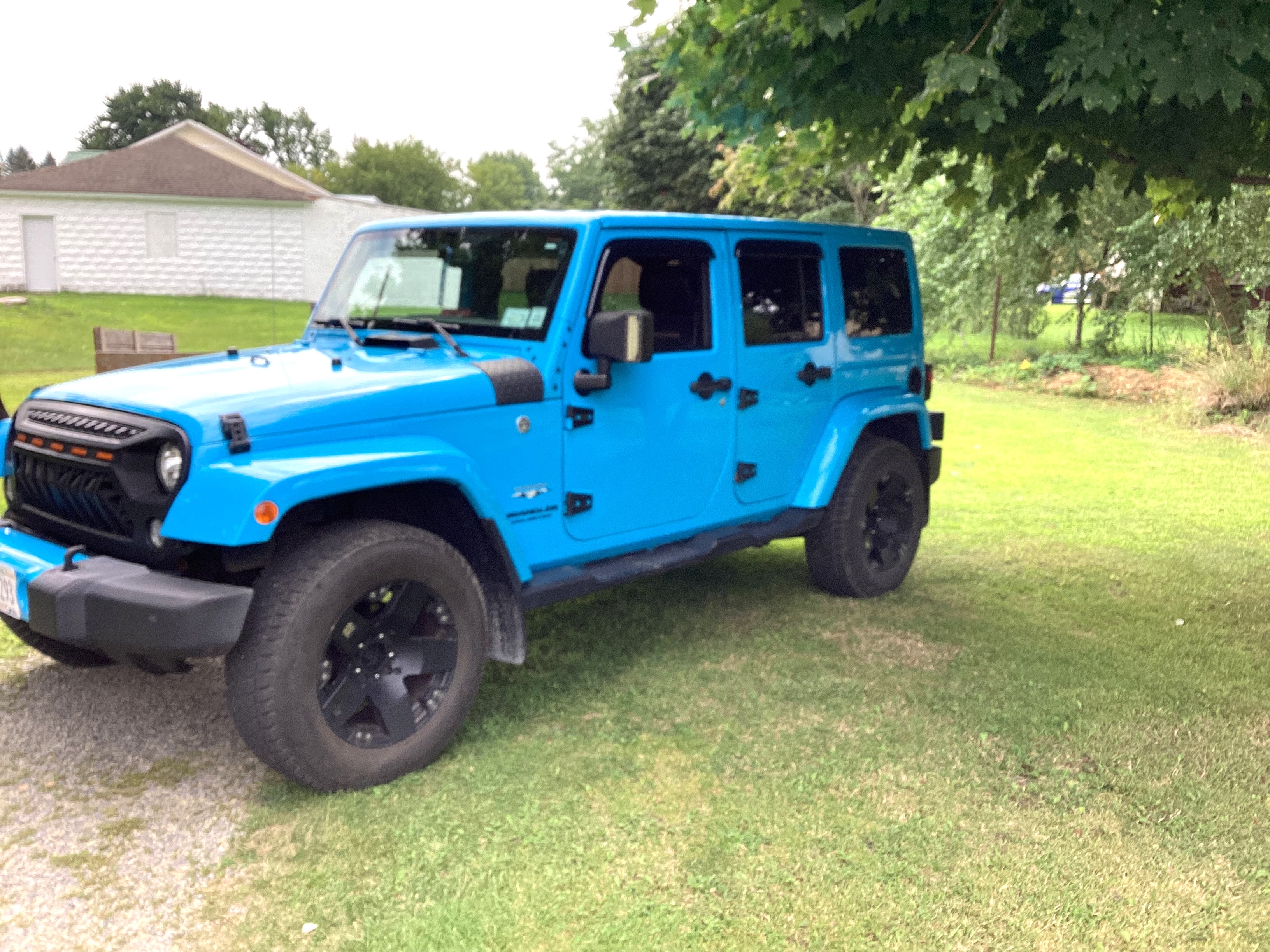 Used 2017 Jeep Wrangler Unlimited Sahara w/ Connectivity Group AWD/4WD image 2