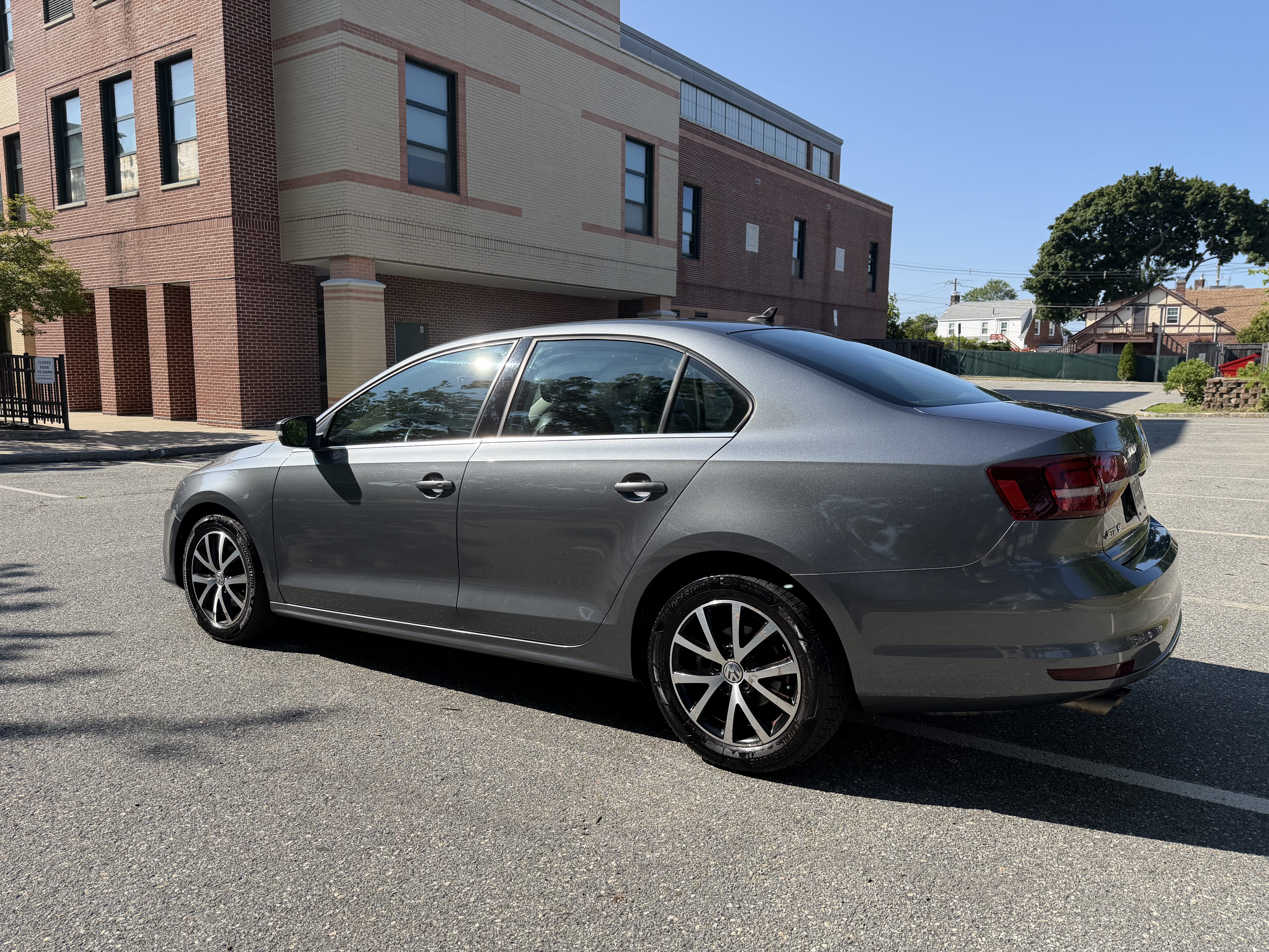 Used 2017 Volkswagen Jetta SE FWD image 2