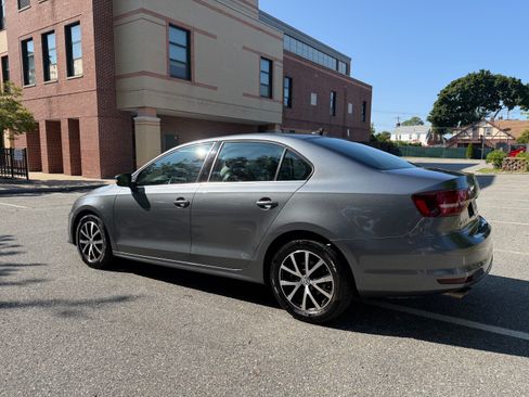 Used 2017 Volkswagen Jetta SE FWD image 2