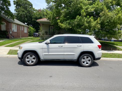 Used 2011 Jeep Grand Cherokee Laredo image 1
