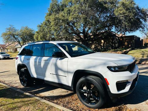 Used 2023 Jeep Grand Cherokee Limited w/ Black Appearance Package image 17