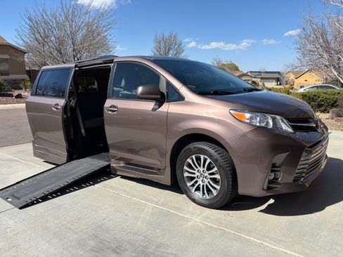 Used 2018 Toyota Sienna XLE w/ XLE Navigation Package image 2