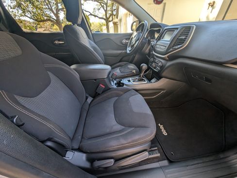 Used 2016 Jeep Cherokee Latitude w/ Cold Weather Group image 9