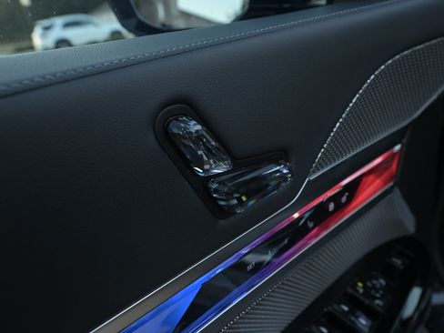 Used 2023 BMW 760i xDrive w/ Executive Package image 8